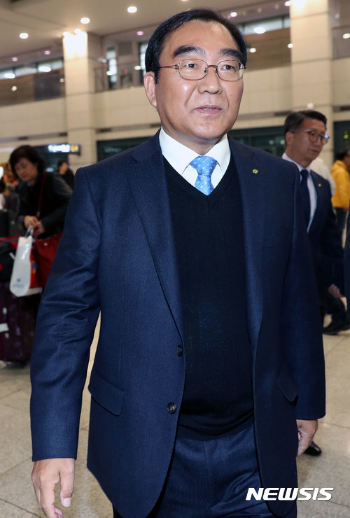 【인천공항=뉴시스】홍찬선 기자 = 불법 정치자금을 받은 혐의 등으로 징역형이 확정된 이승훈(62) 전 충북 청주시장이 프랑스 파리를 출발해 9일 오후 인천공항에 귀국하고 있다. 이날 오후 4시30분께 인천공항에 도착한 이 전 시장은 취재진을 따돌리기 위해 예정과 다른 출국게이트로 공항을 빠져 나오려다 기자들에게 발각되는 촌극을 벌였다. 2017.11.09.  mania@newsis.com