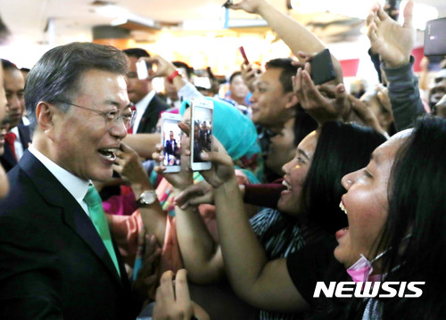 【보고르(인도네시아)=뉴시스】전진환 기자 = 인도네시아를 국빈방문한 문재인대통령이 9일 보고르 대통령궁 인근 쇼핑몰에서 시민들에게 환영을 받고 있다. 2017.11.09. amin2@newsis.com