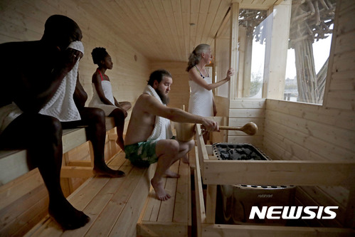 [워싱턴 D.C.=AP/뉴시스] 지속되는 폭염 속 무더위를 피하는 방법으로 한국의 찜질방을 31일(현지시간) 워싱턴포스트(WP)가 소개했다. 사진은 사우나를 즐기고 있는 사람들의 모습. 2023.08.01.