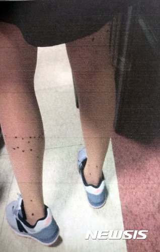 【부산=뉴시스】 하경민 기자 = 부산 금정경찰서는 10일 대학교에서 상습적으로 스타킹을 착용한 여대생을 뒤쫓아가며 액체 구두약을 종아리에 뿌리고 도주한 A(35)씨를 재물손괴 등의 혐의로 붙잡아 조사 중이라고 밝혔다. 2017.11.10. (사진=부산경찰청 제공)yulnetphoto@newsis.com