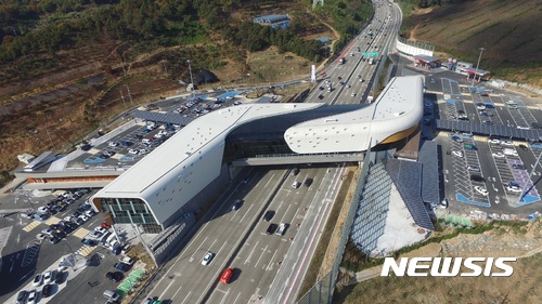 【서울=뉴시스】서울외곽순환고속도로 조남분기점과 도리분기점 사이에 만든 '시흥 하늘 휴게소'를 개장한다고 10일 밝혔다. 고속도로 위에 떠 있는 '시흥 하늘 휴게소' 모습. (사진=뉴시스 DB)