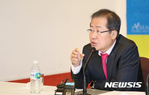 【대구=뉴시스】우종록 기자 = 홍준표 자유한국당 대표가 10일 오전 대구 수성구 수성관광호텔 스카이홀에서 열린 (사)아시아포럼21 릴레이 정책토론회에 참석해 기자단 질문의 대답하고 있다. 2017.11.10. wjr@newsis.com