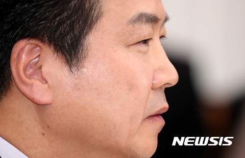 【서울=뉴시스】이영환 기자 = 홍종학 중소벤처기업부 장관 후보자가 10일 오전 서울 여의도 국회 산업통상자원중소벤처기업위원회 회의실에서 열린 인사청문회에 의원들의 질의에 답하고 있다. 2017.11.10. 20hwan@newsis.com