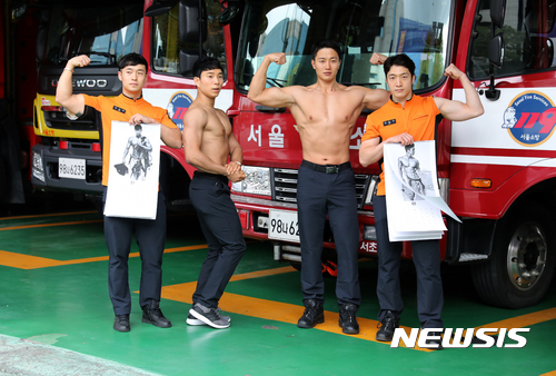 【서울=뉴시스】박진희 = 서울소방재난본부 소속 현직 소방관들이 10일 오후 서울 서초소방서에서 포즈를 취하며 '2018 몸짱 소방관 희망나눔달력'을 홍보하고 있다. 서울시는 올해도 소방재난본부 몸짱 소방관 12명을 모델로 2018년도 달력을 제작·판매해 의료취약계층 화상환자 치료에 수익금 전액을 기부할 예정이다. 2017.11.10.pak7130@newsis.com
