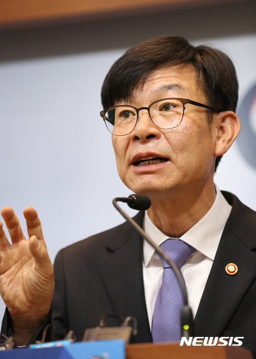 【세종=뉴시스】강종민 기자 = 김상조 공정거래위원장이 지난 10일 오전 정부세종청사에서 공정거래 법집행체계개선 T/F 중간보고서를 발표하고 있다. 2017.11.12. ppkjm@newsis.com