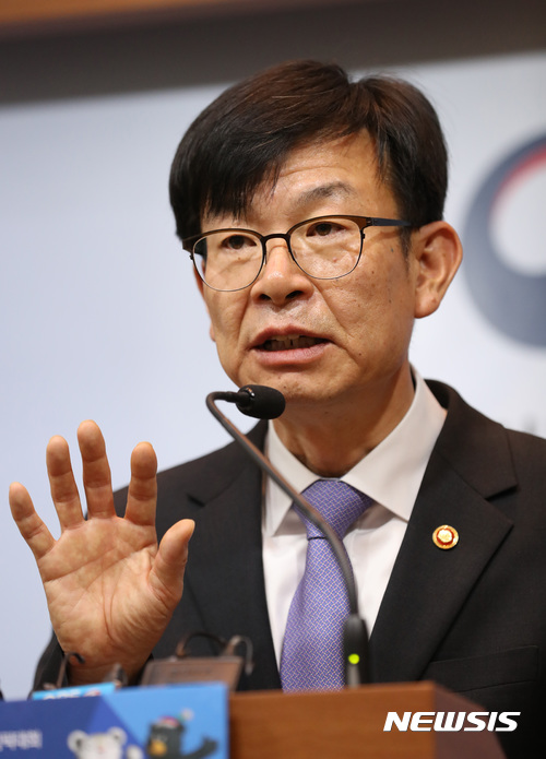 【세종=뉴시스】강종민 기자 = 김상조 공정거래위원장이 지난 10일 오전 정부세종청사에서 공정거래 법집행체계개선 T/F 중간보고서를 발표하고 있다. 2017.11.12. ppkjm@newsis.com