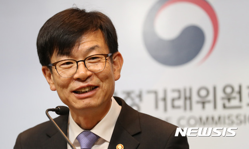 【세종=뉴시스】강종민 기자 = 김상조 공정거래위원장이 지난 10일 오전 정부세종청사에서 공정거래 법집행체계개선 T/F 중간보고서를 발표하며 밝은 표정을 짓고 있다. 2017.11.12. ppkjm@newsis.com