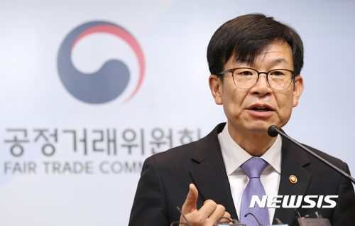 【세종=뉴시스】강종민 기자 = 김상조 공정거래위원장이 지난 10일 오전 정부세종청사에서 공정거래 법집행체계개선 T/F 중간보고서를 발표하고 있다. 2017.11.12. ppkjm@newsis.com