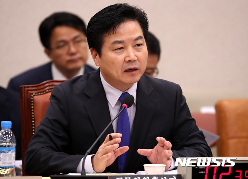 【서울=뉴시스】이영환 기자 = 홍종학 중소벤처기업부 장관 후보자가 10일 오후 서울 여의도 국회 산업통상자원중소벤처기업위원회 회의실에서 열린 인사청문회에 참석해 의원들의 질의에 답하고 있다. 2017.11.10. 20hwan@newsis.com