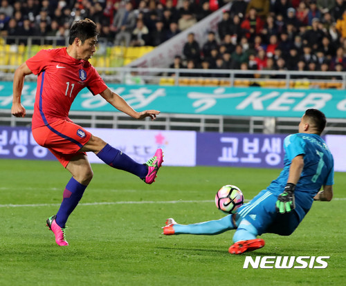 【수원=뉴시스】 지난달 콜롬비아와의 평가전. 빨간 유니폼을 입은 이근호의 슛을 골키퍼가 막았다.
