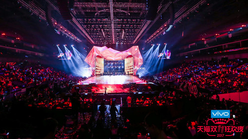  【서울=뉴시스】중국판 '블랙 프라이데이'인 광군제(光棍節·독신자의 날)가 11일 0시(현지시간)부터 개시된 가운데 중국 최대 전자상거래업체 알리바바의 할인행사는 시작부터 성황을 보이고 있다. 전날 저녁 상하이 푸둥 메르세데스벤츠 아레나에서 알리바바 쇼핑 갈라쇼가 개최되고 있다. (사진출처: 바이두) 