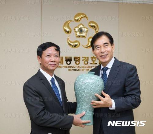 【서울=뉴시스】 한국과 베트남이 정상 경호 노하우를 공유하는 양해각서(MOU)를 11일 베트남 APEC 현장에서 맺었다. 사진은 주영훈 대통령 경호처장이 지난 7월 응웬 탄 하 경호사령관이 대통령 경호처를 방문한 당시 기념으로 청자를 선물하는 모습이다.(사진=청와대 제공). photo@newsis.com