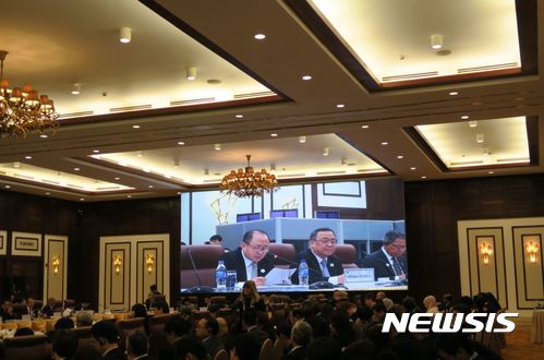 【서울=뉴시스】베트남 다낭에서 진행 중인 제29차 아시아태평양경제협력체(APEC) 정상회의 하부 세션으로 열린 외교·통상 합동각료회의(AMM·APEC Ministerial Meeting)에서 한국대표로 참석해 발언하고 있는 윤강현 외교부 경제외교조정관과 이상진 산업통상자원부 통상교섭실장의 모습. 2017.11.11. (사진=외교부 제공)