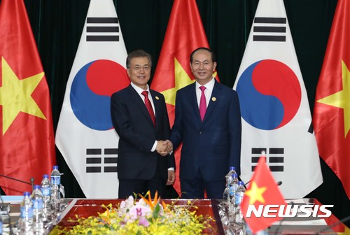 【다낭(베트남)=뉴시스】전진환 기자 = 문재인 대통령이 쩐 다이 꽝 베트남 국가주석과 11일 오전(현지시각) 정상회담이 열린 다낭 정부청사 회의실에서 악수하고 있다. 2017.11.11. amin2@newsis.com