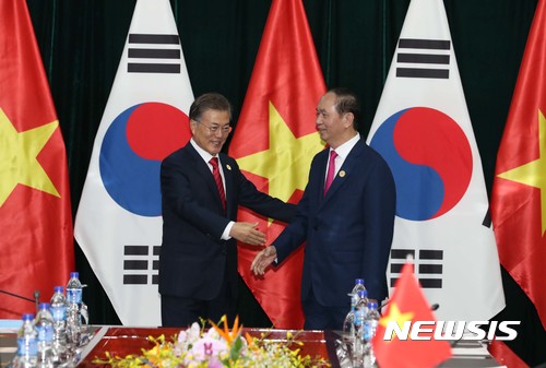 【다낭(베트남)=뉴시스】전진환 기자 = 문재인 대통령이 쩐 다이 꽝 베트남 국가주석과 11일 오전(현지시각) 정상회담이 열린 다낭 정부청사 회의실에서 악수하고 있다. 2017.11.11. amin2@newsis.com