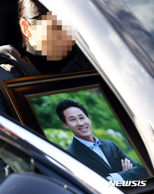 【목포=뉴시스】신대희 기자 = 세월호 참사 희생자 고(故) 고창석 단원고 교사의 추모식이 11일 오전 전남 목포신항만에서 열리고 있다. 2017.11.11.&nbsp; sdhdream@newsis.com