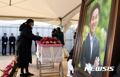 【목포=뉴시스】신대희 기자 = 세월호 참사 희생자 고(故) 고창석 단원고 교사의 추모식이 11일 오전 전남 목포신항만에서 열리고 있다. 2017.11.11. sdhdream@newsis.com