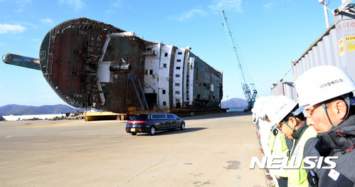 【목포=뉴시스】신대희 기자 = 세월호 참사 희생자 고(故) 고창석 단원고 교사의 추모식이 11일 오전 전남 목포신항만에서 열린 가운데, 운구차량이 육상거치된 세월호를 지나고 있다. 2017.11.11. sdhdream@newsis.com