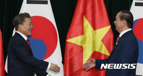 【다낭(베트남)=뉴시스】전진환 기자 = 문재인 대통령이 쩐 다이 꽝 베트남 국가주석과 11일 오전(현지시각) 정상회담이 열린 다낭 정부청사 회의실에서 악수하고 있다. 2017.11.11. amin2@newsis.com