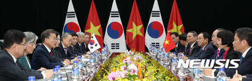 【다낭(베트남)=뉴시스】전진환 기자 = 문재인 대통령이 11일 오전(현지시각) 한=베트남 정상회담이 열린 다낭 정부청사 회의실에서 쩐 다이 꽝 국가주석에게 인사말을 하고 있다. 2017.11.11. amin2@newsis.com