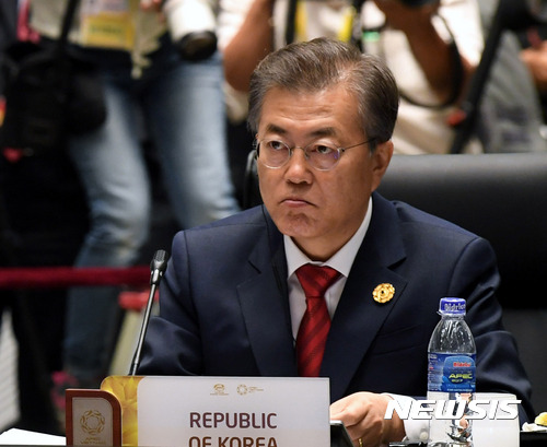 【다낭(베트남)=뉴시스】전진환 기자 = 문재인 대통령이 11일 오전(현지시각) 아시아태평양경제협력체(APEC) 정상회의가 열린 베트남 다낭 인터콘티넨탈호텔 회의장에 자리하고 있다. 2017.11.11. amin2@newsis.com