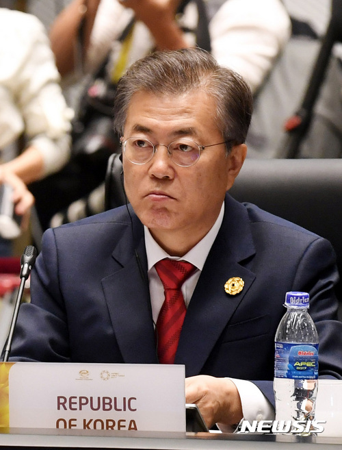 【다낭(베트남)=뉴시스】전진환 기자 = 문재인 대통령이 11일 오전(현지시각) 아시아태평양경제협력체(APEC) 정상회의가 열린 베트남 다낭 인터콘티넨탈호텔 회의장에서 개회를 기다리고 있다. 2017.11.11.&nbsp; amin2@newsis.com