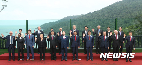 【다낭(베트남)=뉴시스】전진환 기자 = 아시아태평양경제협력체(APEC) 정상회의에 참석한 문재인 대통령이 11일(현지시각) 베트남 다낭 인터컨티넨탈 호텔에서 열린 APEC 정상회의에서 각국 정상들과 기념촬영하고 있다. 2017.11.11. amin2@newsis.com
