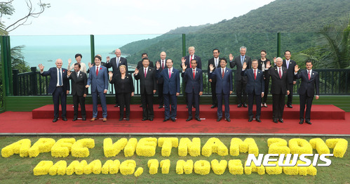 【다낭(베트남)=뉴시스】전진환 기자 = 아시아태평양경제협력체(APEC) 정상회의에 참석한 문재인 대통령이 11일(현지시각) 베트남 다낭 인터컨티넨탈 호텔에서 열린 APEC 정상회의에서 각국 정상들과 기념촬영하고 있다. 2017.11.11. amin2@newsis.com