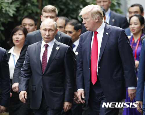 【다낭=AP/뉴시스】 도널드 트럼프 미국 대통령과 블라디미르 푸틴 러시아 대통령이 시리아 내 이슬람국가(IS) 격퇴전을 끝까지 잘 마무리하고, 이후 시리아 내전 상황까지 평화적으로 정리하자는 내용을 담은 양국 공동 성명을 승인했다. 트럼프 대통령과 푸틴 대통령은 11일(현지시간) 베트남 다낭에서 열리고 있는 아시아태평양경제협력체(APEC) 회의에서 회동해 양국이 시리아 내 IS를 패퇴시킬 때까지 공동 노력을 계속키로 하는 내용의 공동 성명을 승인했다. 트럼프 대통령(오른쪽)과 푸틴 대통령이 11일 베트남 다낭에서 열린 APEC정상회의에서 만나 대화를 나누며 걸어가고 있다.2017.11.11.