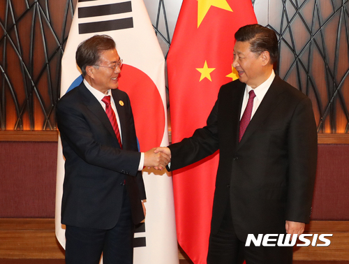 【다낭(베트남)=뉴시스】전진환 기자 = 문재인 대통령이 시진핑 중국 국가주석과 11일 오후(현지시각) 아시아태평양경제협력체(APEC) 정상회의가 열린 베트남 다낭의 한 호텔에서 정상회담에 앞서 악수하고 있다. 2017.11.11. amin2@newsis.com