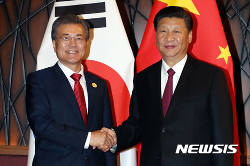 【다낭(베트남)=뉴시스】전진환 기자 = 문재인 대통령이 시진핑 중국 국가주석과 11일 오후(현지시각) 아시아태평양경제협력체(APEC) 정상회의가 열린 베트남 다낭의 한 호텔에서 정상회담에 앞서 악수하고 있다. 2017.11.11.  amin2@newsis.com