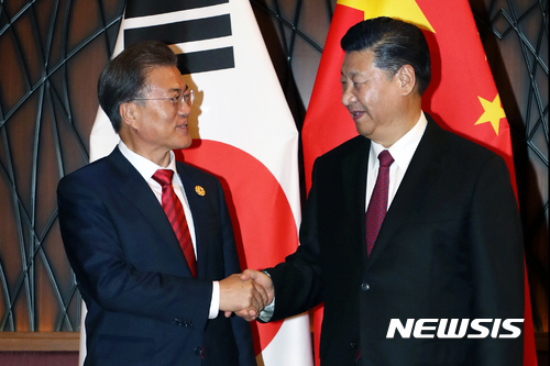 【다낭(베트남)=뉴시스】전진환 기자 = 문재인 대통령이 시진핑 중국 국가주석과 11일 오후(현지시각) 아시아태평양경제협력체(APEC) 정상회의가 열린 베트남 다낭의 한 호텔에서 정상회담에 앞서 악수하고 있다. 2017.11.11. amin2@newsis.com