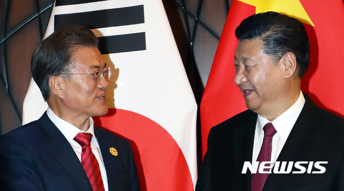 【다낭(베트남)=뉴시스】전진환 기자 = 문재인 대통령이 시진핑 중국 국가주석과 11일 오후(현지시각) 아시아태평양경제협력체(APEC) 정상회의가 열린 베트남 다낭의 한 호텔에서 정상회담에 앞서 악수하고 있다. 2017.11.11. amin2@newsis.com