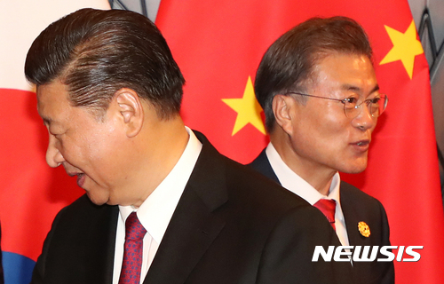 【다낭(베트남)=뉴시스】전진환 기자 = 문재인 대통령이 11일 오후(현지시각) 아시아태평양경제협력체(APEC) 정상회의가 열린 베트남 다낭의 한 호텔에서 시진핑 중국 국가주석과 정상회담에 앞서 악수 후 이동하고 있다. 2017.11.11.&nbsp; amin2@newsis.com