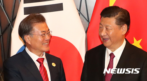 【다낭(베트남)=뉴시스】전진환 기자 = 문재인 대통령이 시진핑 중국 국가주석과 11일 오후(현지시각) 아시아태평양경제협력체(APEC) 정상회의가 열린 베트남 다낭의 한 호텔에서 정상회담에 앞서 악수하고 있다. 2017.11.11.&nbsp; amin2@newsis.com