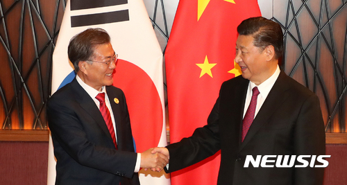 【다낭(베트남)=뉴시스】전진환 기자 = 문재인 대통령이 시진핑 중국 국가주석과 11일 오후(현지시각) 아시아태평양경제협력체(APEC) 정상회의가 열린 베트남 다낭의 한 호텔에서 정상회담을 하고 있다. 2017.11.11.&nbsp; amin2@newsis.com