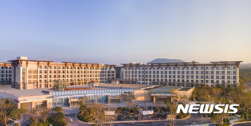 【서울=뉴시스】'제주신화월드 람정 리조트관' 전경. (사진=람정개발 제공)