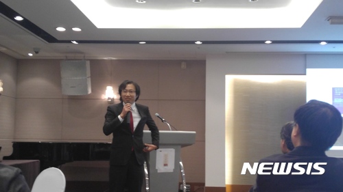 【서울=뉴시스】 지난 9일 서울 강남구 노보텔 엠베서더 강남에서 열린 '불황에 더 잘나가는 불사조기업' 출판세미나에서 김창주 일본 리츠메이칸대학 경영학부 부교수가 강연을 하고 있다. 2017.11.12. photo@newsis.com
