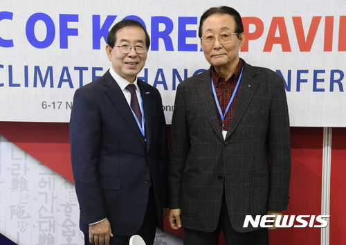 【본=뉴시스】박대로 기자 = 박원순 서울시장은 11일 오후(현지시간) 제23차 유엔기후변화협약(UNFCCC) 당사국총회(COP23)가 열리고 있는 독일 본에서 아시아녹화기구 운영위원장인 고건 전 국무총리와 만나 협력 방안을 논의했다. (사진= 서울시 제공) photo@newsis.com