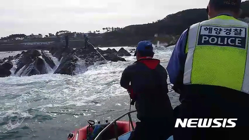 【울산=뉴시스】안정섭 기자 = 12일 오전 울산 울주군 진하해수욕장 인근 해상에서 울산해양경찰서 관계자들이 갯바위에 고립돼 있던 낚시객 2명을 구조하고 있다. 2017.11.12. (사진=울산해양경찰서 제공) photo@newsis.com