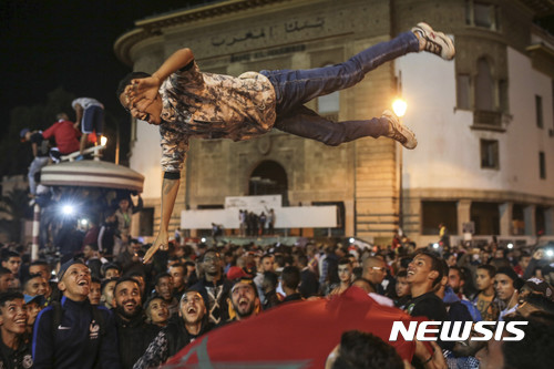 【라바트=AP/뉴시스】 모로코인들이 12일(현지시간) 수도 라바트에서 모로코의 2018 러시아 월드컵 축구대회 본선 진출 확정 소식에 기뻐하고 있다. 2017.11.13 