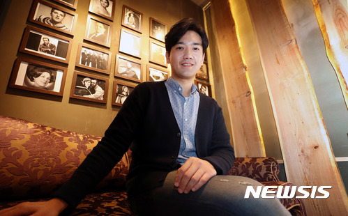 【서울=뉴시스】임태훈 기자 = 오페라 '돈 지오반니'의 주연을 맡은 베이스 바리톤 우경식이 7일 오전 서울 서초구 라벨라오페라단에서 뉴시스와의 인터뷰에 앞서 포즈를 취하고 있다. 2017.11.09. taehoonlim@newsis.com