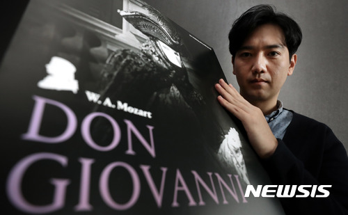 【서울=뉴시스】임태훈 기자 = 오페라 '돈 지오반니'의 주연을 맡은 베이스 바리톤 우경식이 7일 오전 서울 서초구 라벨라오페라단에서 뉴시스와의 인터뷰에 앞서 포즈를 취하고 있다. 2017.11.09. taehoonlim@newsis.com