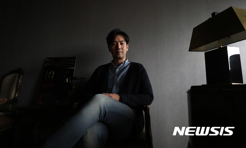 【서울=뉴시스】임태훈 기자 = 오페라 '돈 지오반니'의 주연을 맡은 베이스 바리톤 우경식이 7일 오전 서울 서초구 라벨라오페라단에서 뉴시스와의 인터뷰에 앞서 포즈를 취하고 있다. 2017.11.09. taehoonlim@newsis.com