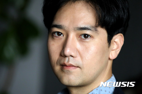 【서울=뉴시스】임태훈 기자 = 오페라 '돈 지오반니'의 주연을 맡은 베이스 바리톤 우경식이 7일 오전 서울 서초구 라벨라오페라단에서 뉴시스와의 인터뷰에 앞서 포즈를 취하고 있다. 2017.11.09. taehoonlim@newsis.com