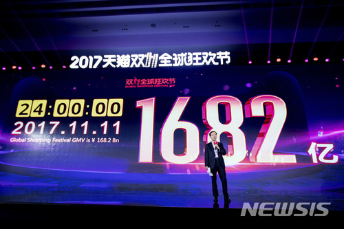 【상하이=AP/뉴시스】중국 알리바바의 대니얼 장 융 최고경영자(CEO)가 지난 11월12일 독신자의 날로 알려진 광군제(光棍節, 11월11일) 행사가 종료된 직후 이날 매출액 1682억 위안(약 28조원)이 표시된 스크린 앞에서 이야기하고 있다. 중국의 국내총생산(GDP)에서 소비가 차지하는 비중이 3분의 2에 육박하면서 중국은 더이상 '세계의 공장'이 아니라 '세계의 소비자'로 바뀌고 있다고 블룸버그 통신이 29일 전했다. 2017.12.29