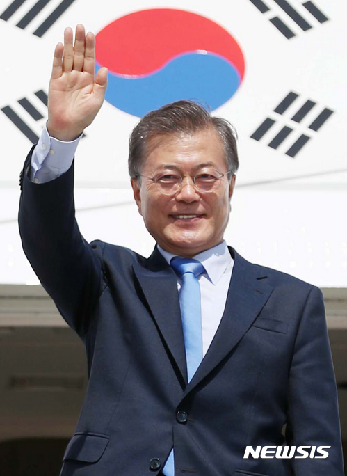 【다낭(베트남)=뉴시스】전진환 기자 = 문재인 대통령이 필리핀에서 열리는 동남아시아국가연합(ASEAN)+3 정상회의에 참석하기 위해 12일 오후(현지시간) 베트남 다낭국제공항에서 전용기에 올라 환송객들에게 인사를 하고 있다. 2017.11.12.&nbsp;&nbsp; amin2@newsis.com