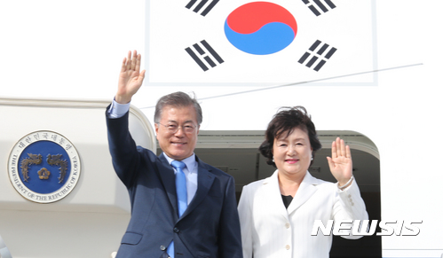 【마닐라(필리핀)=뉴시스】전진환 기자 = 문재인 대통령이 부인 김정숙 여사와 12일 오후(현지시각) 동남아시아국가연합(ASEAN)+3 정상회의 참석차 필리핀 마닐라 국제공항에 도착해 전용기에서 내려오며 인사하고 있다. 2017.11.12.&nbsp; amin2@newsis.com