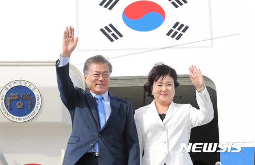 【마닐라(필리핀)=뉴시스】전진환 기자 = 문재인 대통령이 부인 김정숙 여사와 12일 오후(현지시각) 동남아시아국가연합(ASEAN)+3 정상회의 참석차 필리핀 마닐라 국제공항에 도착해 전용기에서 내려오며 인사하고 있다. 2017.11.12. amin2@newsis.com