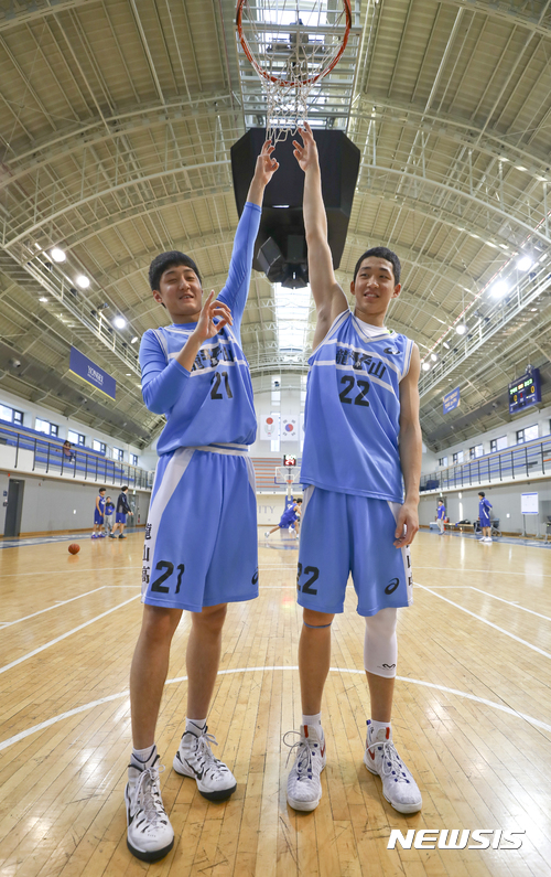 【서울=뉴시스】최진석 기자 = 8일 오후 서울 서대문구 연세대 신촌캠퍼스 체육관에서 용산고 여준형(왼쪽), 용산중 여준석 형제가 뉴시스와 인터뷰를 하며 림 그물을 잡고 있다. 여준형이 199㎝, 여준석이 203㎝이다. 2017.11.13. myjs@newsis.com